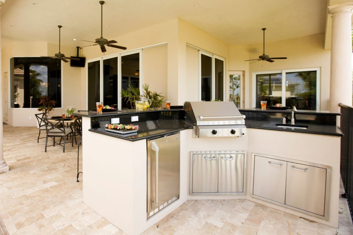 What Goes In An Outdoor Kitchen?